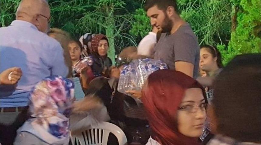 Diriliş Başkanları Develi’de Demokrasi Nöbeti Tutan Vatandaşlara Su Dağıttı