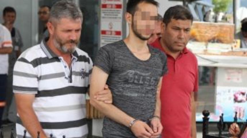 Arkadaşını Bı&ccedil;akla Ağır Yaraladı