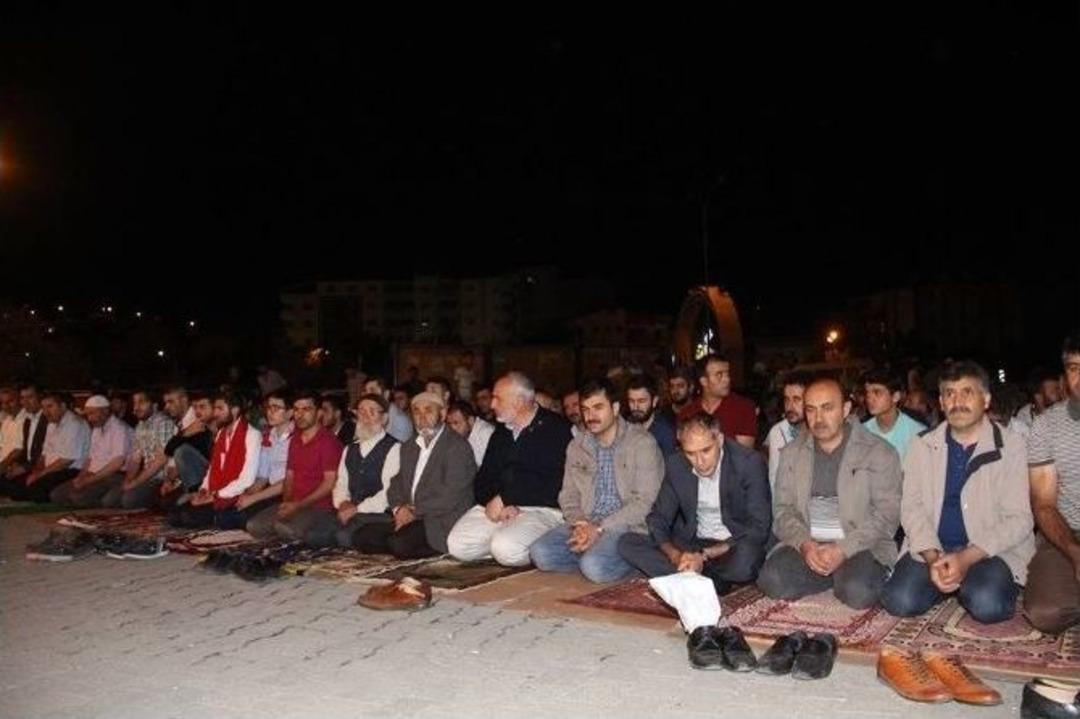 Oltu&rsquo;da Tehecc&uuml;d Namazı Kılındı