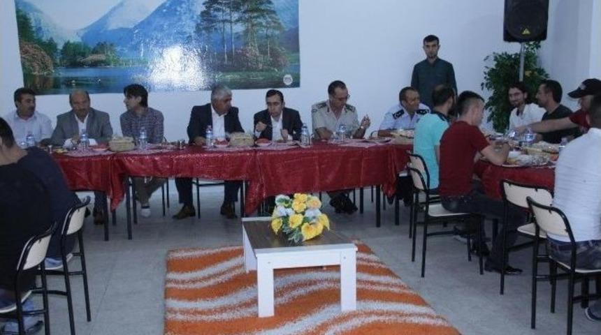 Sorgun Belediye Başkanı Ahmet Şimşek, Demokrasi M&uuml;cadelesine Katılanlara Yemek İkramında Bulundu