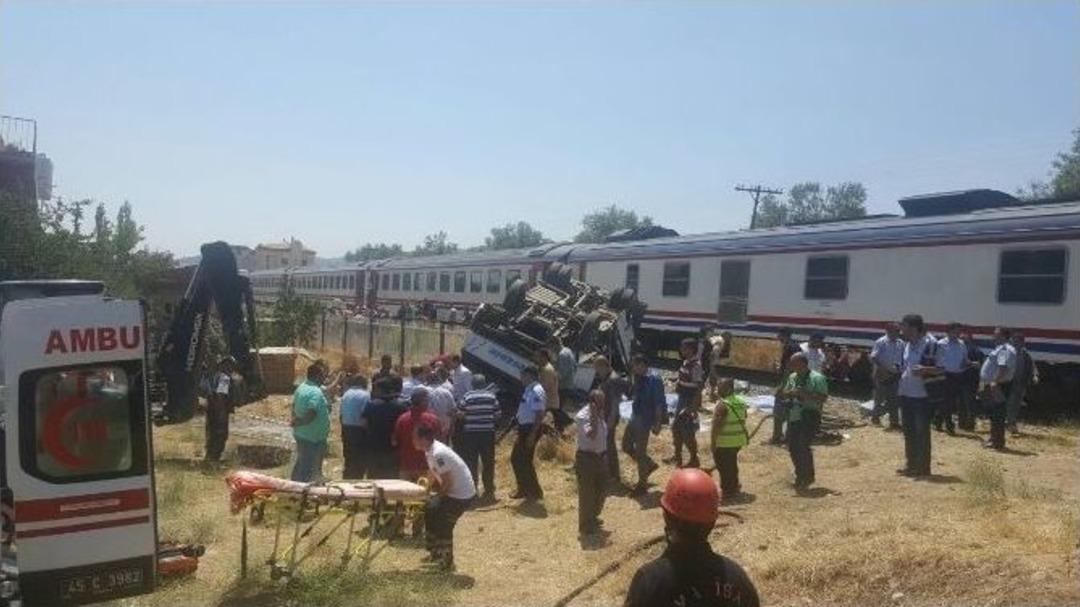 Manisa&rsquo;da Tren Kazası: 6 &Ouml;l&uuml;
