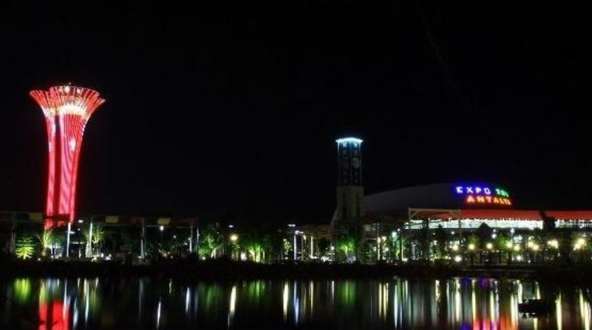 Expo Kulesi Ay Yıldızlı Renklere B&uuml;r&uuml;nd&uuml;