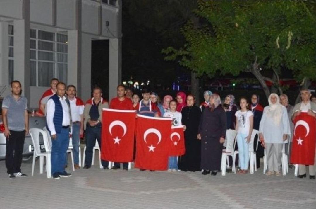 Gediz&rsquo;de Her Akşam Demokrasi N&ouml;beti