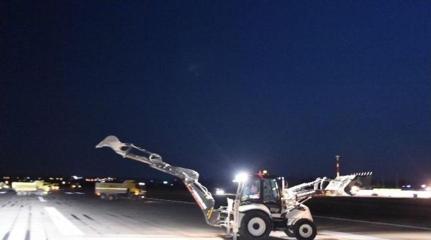 Uşak Belediyesi Ara&ccedil;ları Havalimanını İnişlere Kapattı