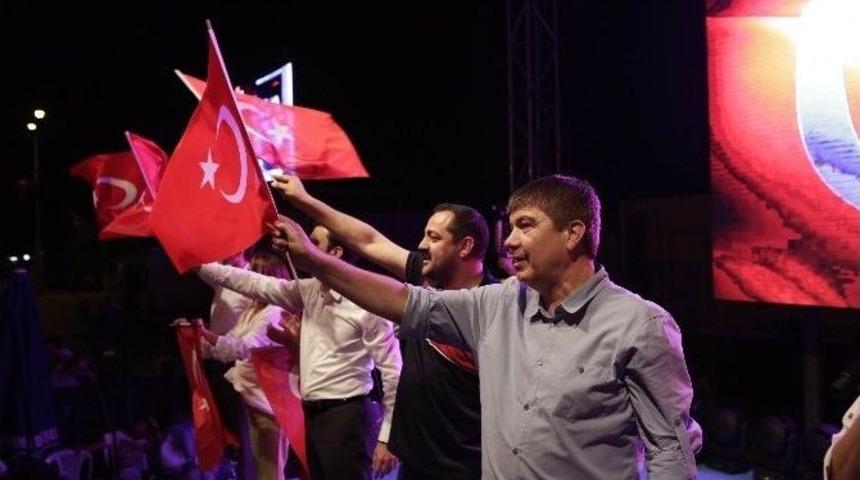 Demokrasi Nöbetinde Coşku Katlanarak Sürüyor