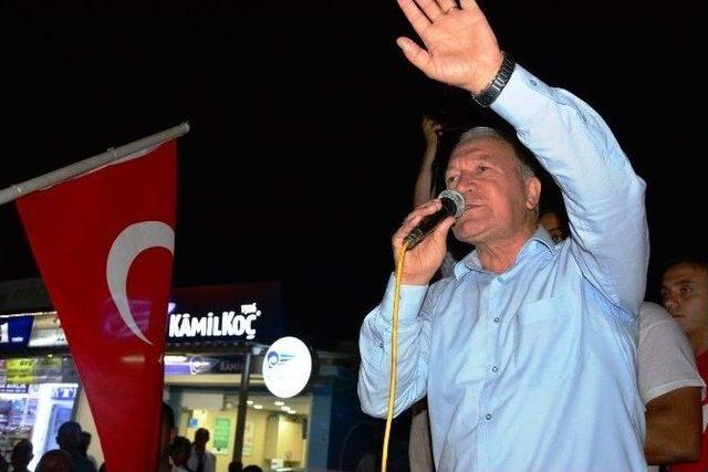 Lapseki’de Demokrasi Nöbeti Devam Ediyor