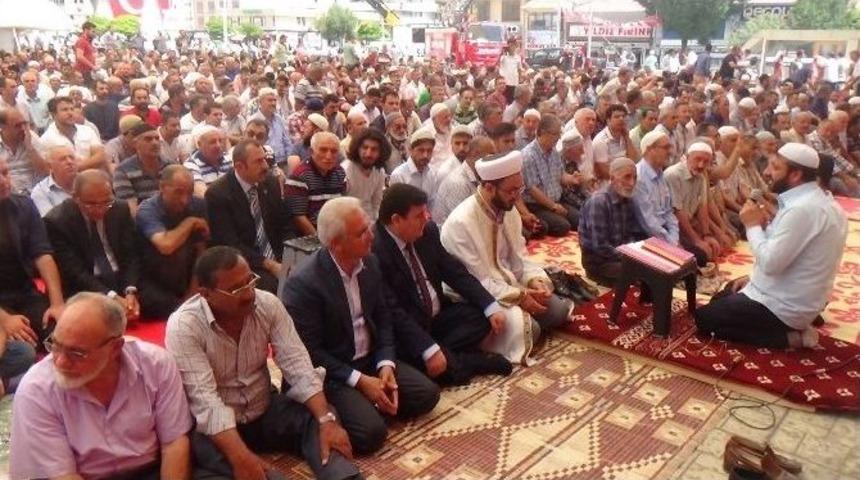 Erzincan Halkı Cuma Namazını Meydanda Eda Etti