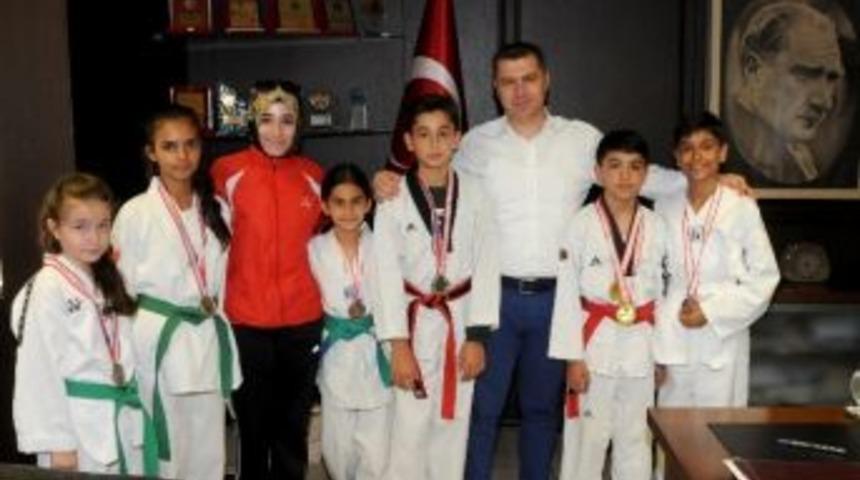 &Ccedil;an Belediyesi Tekvando Kul&uuml;b&uuml;nde Başarı Sevinci