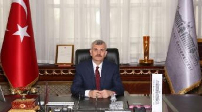 Sağlık Bilimleri &Uuml;niversitesi&rsquo;nden Demokrasi Şehitlerinin &Ccedil;ocuklarına Burs