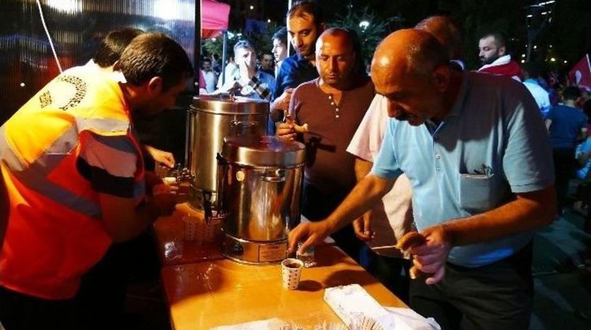 Trabzon B&uuml;y&uuml;kşehir Belediyesi Tarafından Meydanlardaki Halka İkram Devam Ediyor