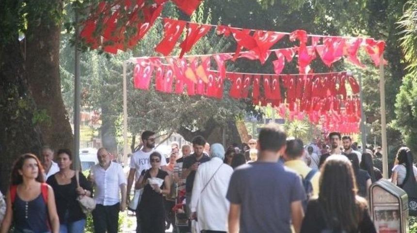 İzmit Y&uuml;r&uuml;y&uuml;ş Yolu Kırmızı-beyaza B&uuml;r&uuml;nd&uuml;