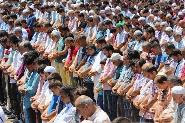 Sakarya’da Binler Cuma Namazını Kent Meydanında Kıldı