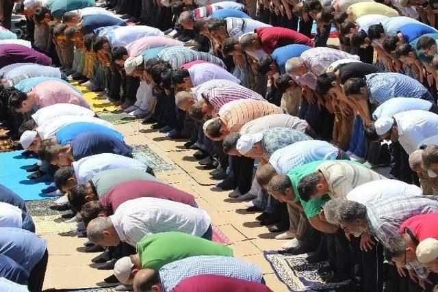 Sakarya’da Binler Cuma Namazını Kent Meydanında Kıldı