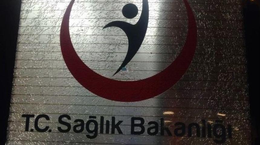 Van&rsquo;da Ambulansa Silahlı Saldırı: 1 Yaralı