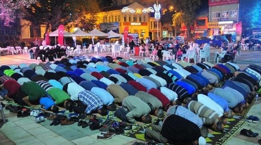 Demokrasi N&ouml;betinde Namaz Kıldılar