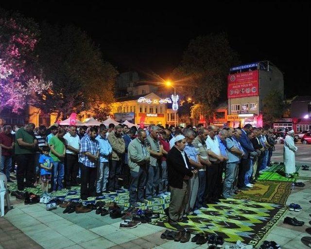 Demokrasi Nöbetinde Namaz Kıldılar