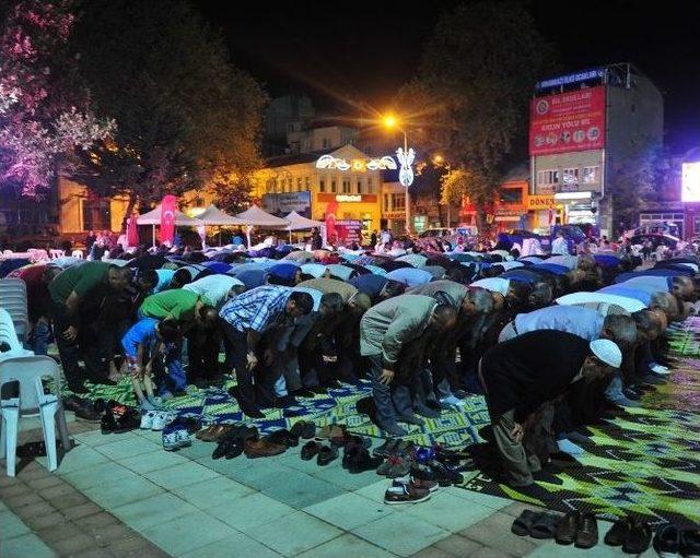 Demokrasi Nöbetinde Namaz Kıldılar