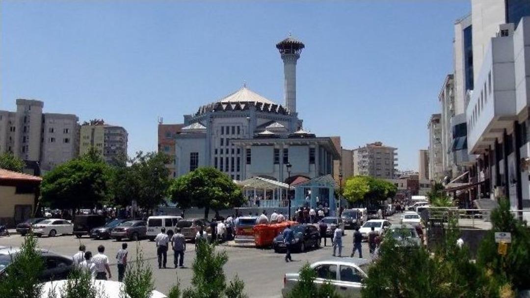 Vatandaş Cuma Namazında Demokrasi Şehitleri İ&ccedil;in Dua Etti