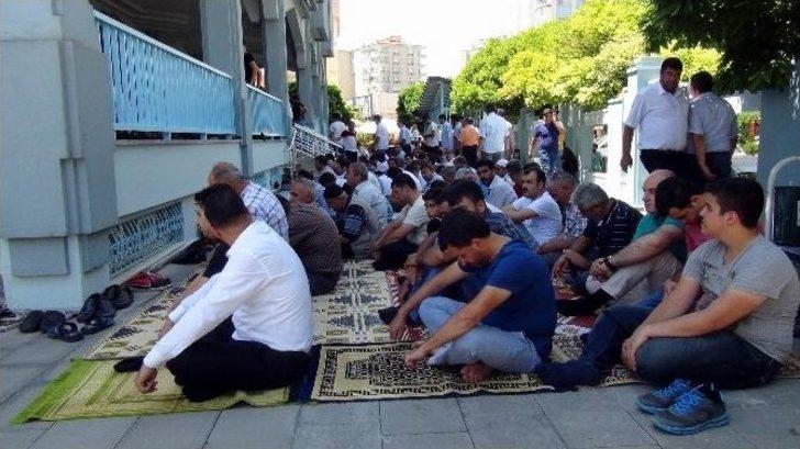 Vatandaş Cuma Namazında Demokrasi Şehitleri İçin Dua Etti G3