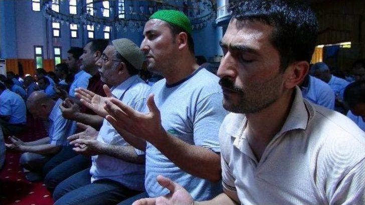 Vatandaş Cuma Namazında Demokrasi Şehitleri İçin Dua Etti G4