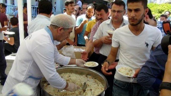 Vatandaş Cuma Namazında Demokrasi Şehitleri İçin Dua Etti G1