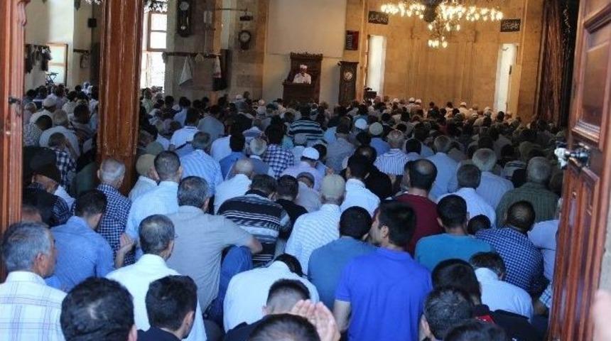 İl M&uuml;ft&uuml;s&uuml; &Uuml;mit &Ccedil;imen, Cuma Hutbesinde Şehitler İ&ccedil;in Dua Etti