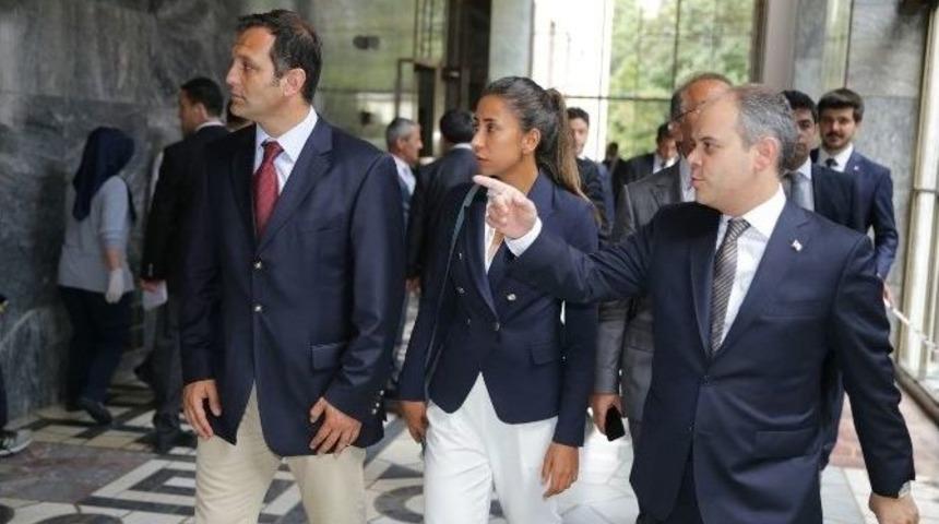 Bakan &Ccedil;ağatay Kılı&ccedil;, &Ccedil;ağla B&uuml;y&uuml;kak&ccedil;ay&rsquo;a Darbecilerin Bombaladığı Tbmm&rsquo;yi Gezdirdi