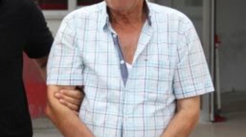 Saksıda Hint Keneviri Yetiştiren Yaşlı Adam Serbest