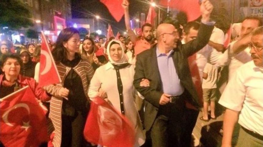 Ak Parti İl Başkanı H&uuml;seyin Cahit &Ouml;zden Demokrasi N&ouml;betlerine İl&ccedil;elerde Devam Ediyor
