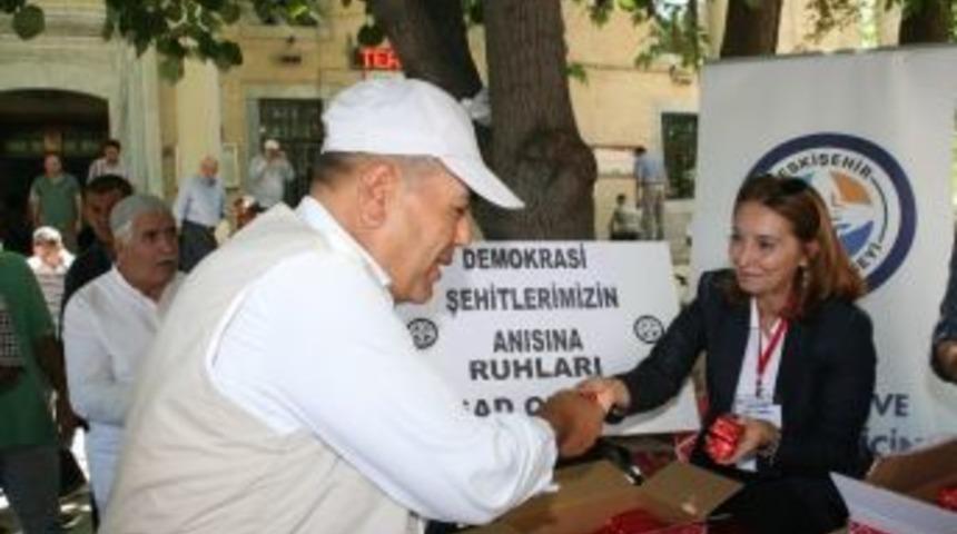 Demokrasi Şehitleri İ&ccedil;in Helva Dağıttılar