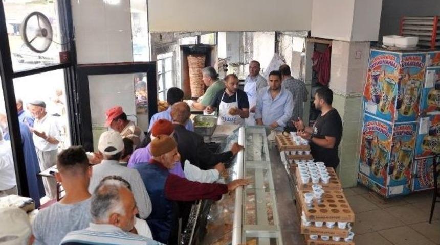 Darbe Girişimi Başarısız Oldu 3 Bin Kişiye D&ouml;ner Ve Ayran Dağıttı