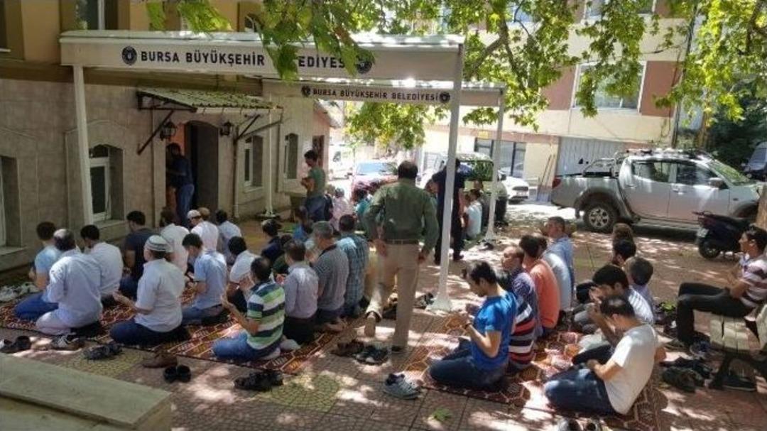 Sala Y&uuml;z&uuml;nden Darp Edilen İmama Halk Desteği