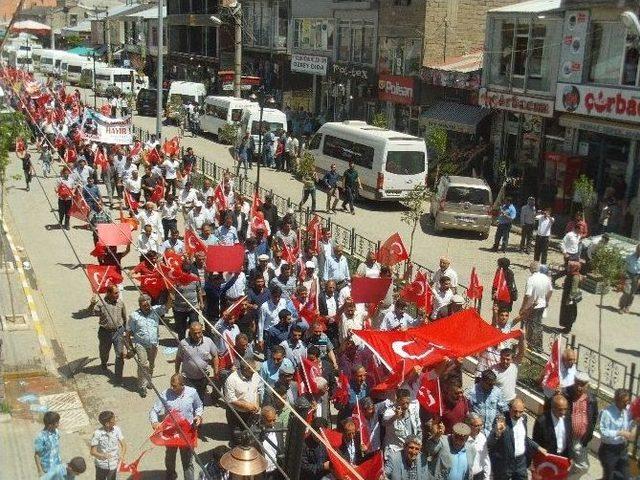 Özalp İlçesinde Demokrasi Yürüyüşü