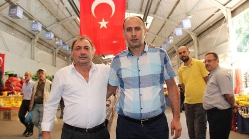 Pazaryerini T&uuml;rk Bayrakları İle S&uuml;sleyip Darbe Girişimine Tepki G&ouml;sterdiler