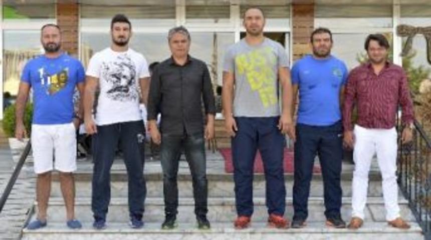 Başkan Uysal&rsquo;dan Başpehlivan Ali G&uuml;rb&uuml;z&rsquo;e Moral Ziyareti