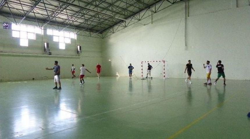 Beykoz Belediyesi Erkek Hentbol Takımı &Ccedil;atalzeytin&rsquo;de Kamp Yapıyor