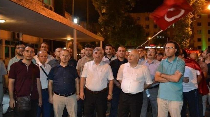 Adıyaman &Uuml;niversitesi &Ccedil;alışanlarından Demokrasi N&ouml;betinde