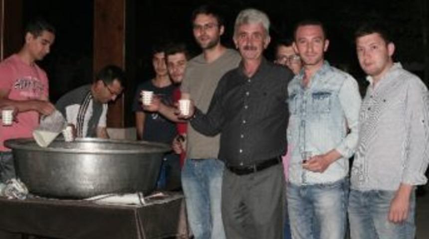 Demokrasi N&ouml;betine Katılanlara Sıcak S&uuml;t