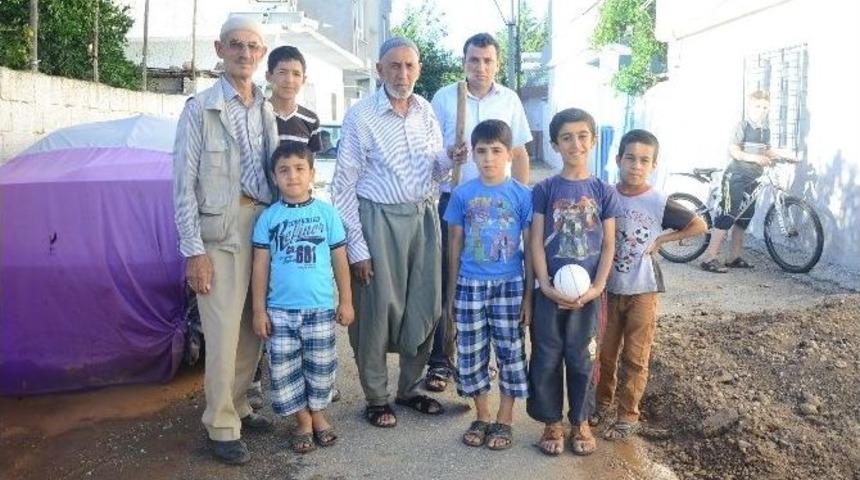 Mahalle Sakinleri Tıkanın Kanalizasyon Hattına &Ccedil;&ouml;z&uuml;m Bekliyor