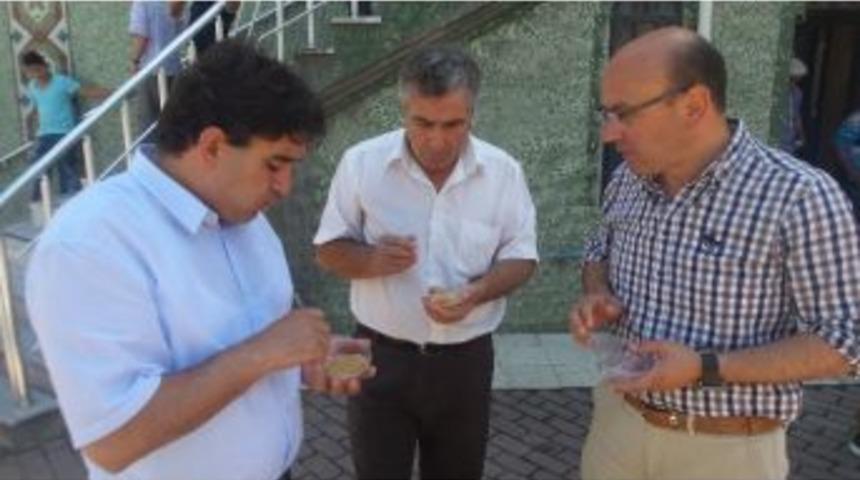 Camiler Doldu Taştı, Cemaate Helva Dağıtıldı