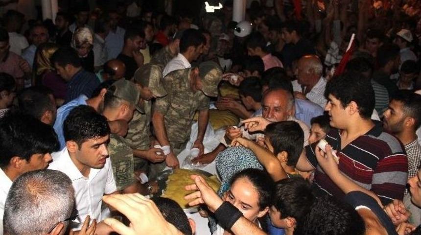 Mehmet&ccedil;ik Darbeye Karşı N&ouml;bet Tutan Vatandaşlara Helva Dağıttı