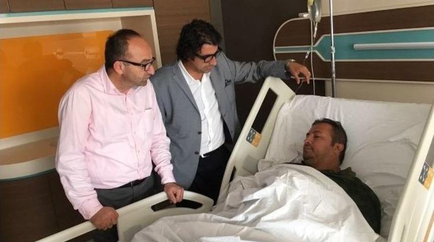 Başkan &Uuml;z&uuml;lmez Personelinin Yanında