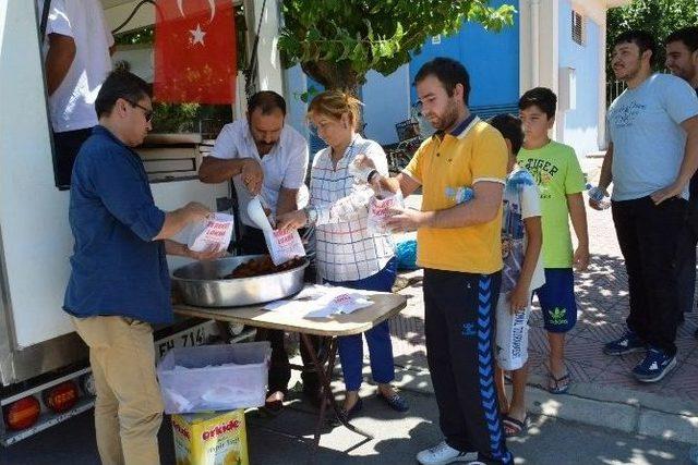 Yunusemre Şehitlerimiz İçin Lokma Döktürdü