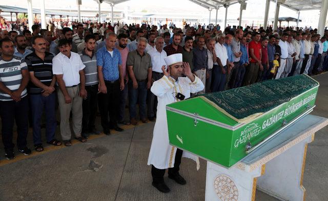 Gaziantep'teki kazada ölen 8 kişinin cenazeleri toprağa verildi