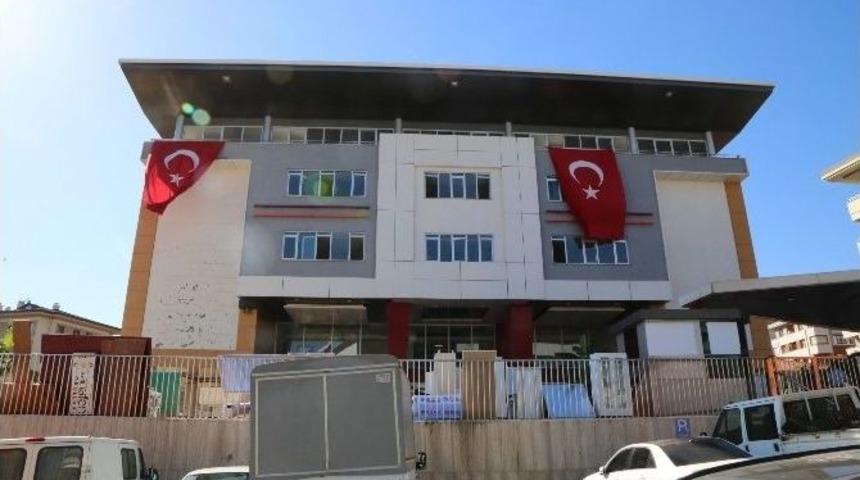 &Ccedil;ekmek&ouml;y&rsquo;de Anafen Okulu Boşaltıldı