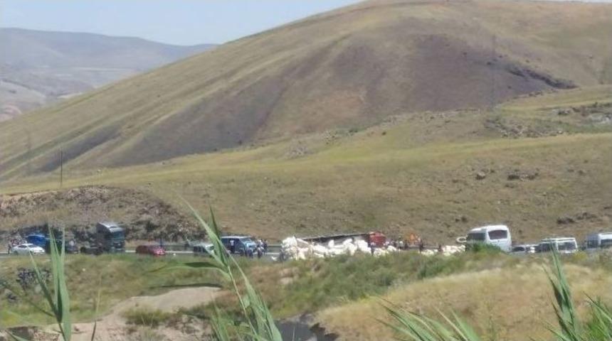 Devrilen Saman Y&uuml;kl&uuml; Kamyon Yolu Kapattı