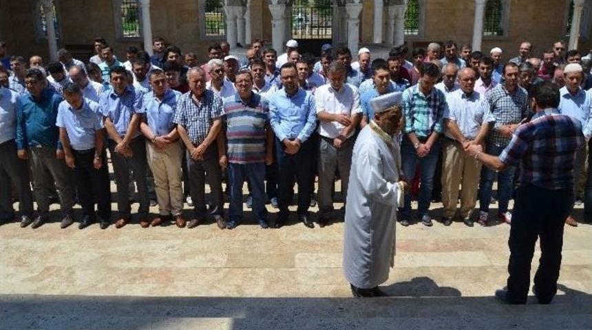 Darbe Şehitleri İ&ccedil;in Gıyabi Cenaze Namazı Kılındı