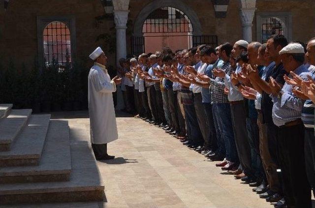 Darbe Şehitleri İçin Gıyabi Cenaze Namazı Kılındı