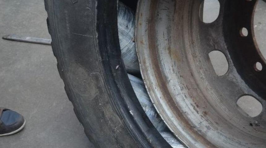 Kamyon Tekerinden Uyuşturucu &Ccedil;ıktı