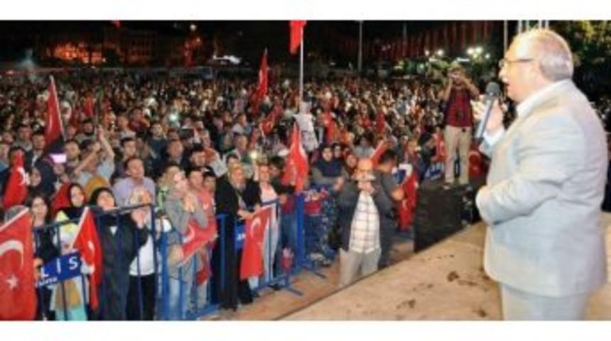 Vali Nayir, Demokrasi N&ouml;betinde Konuştu: Meydanları Boş Bırakmayan K&uuml;tahya Halkına Teşekk&uuml;r Ediyorum